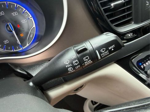 Used 2017 Chrysler Pacifica Touring-L FWD image 28