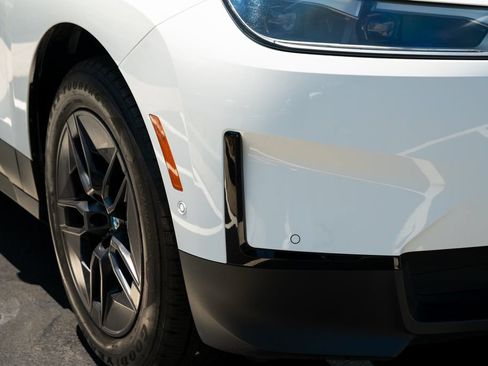 Used 2024 BMW iX xDrive50 w/ Premium Package AWD/4WD image 10