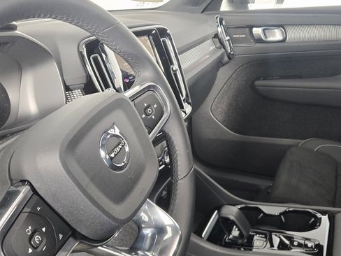 Certified 2023 Volvo XC40 B5 Ultimate w/ Climate Package image 17