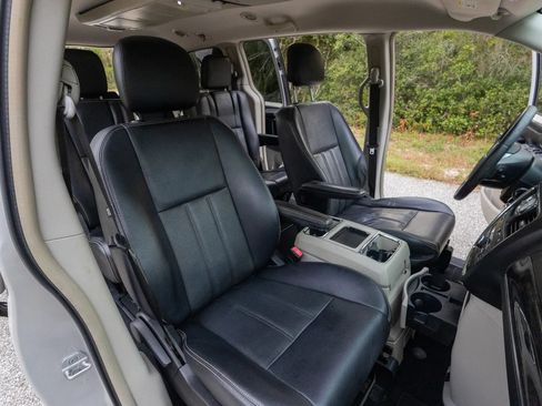 Used 2012 Chrysler Town & Country Touring w/ Entertainment Group #1 FWD image 8