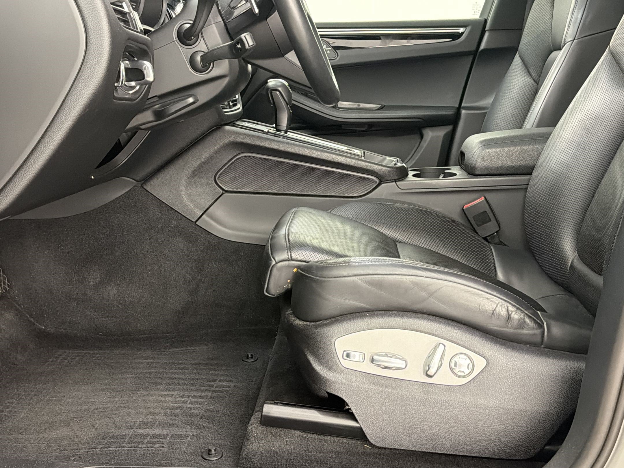 Used 2024 Porsche Macan AWD/4WD image 5