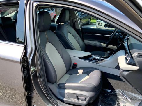 Used 2020 Toyota Camry XLE w/ Sunroof Package FWD image 9