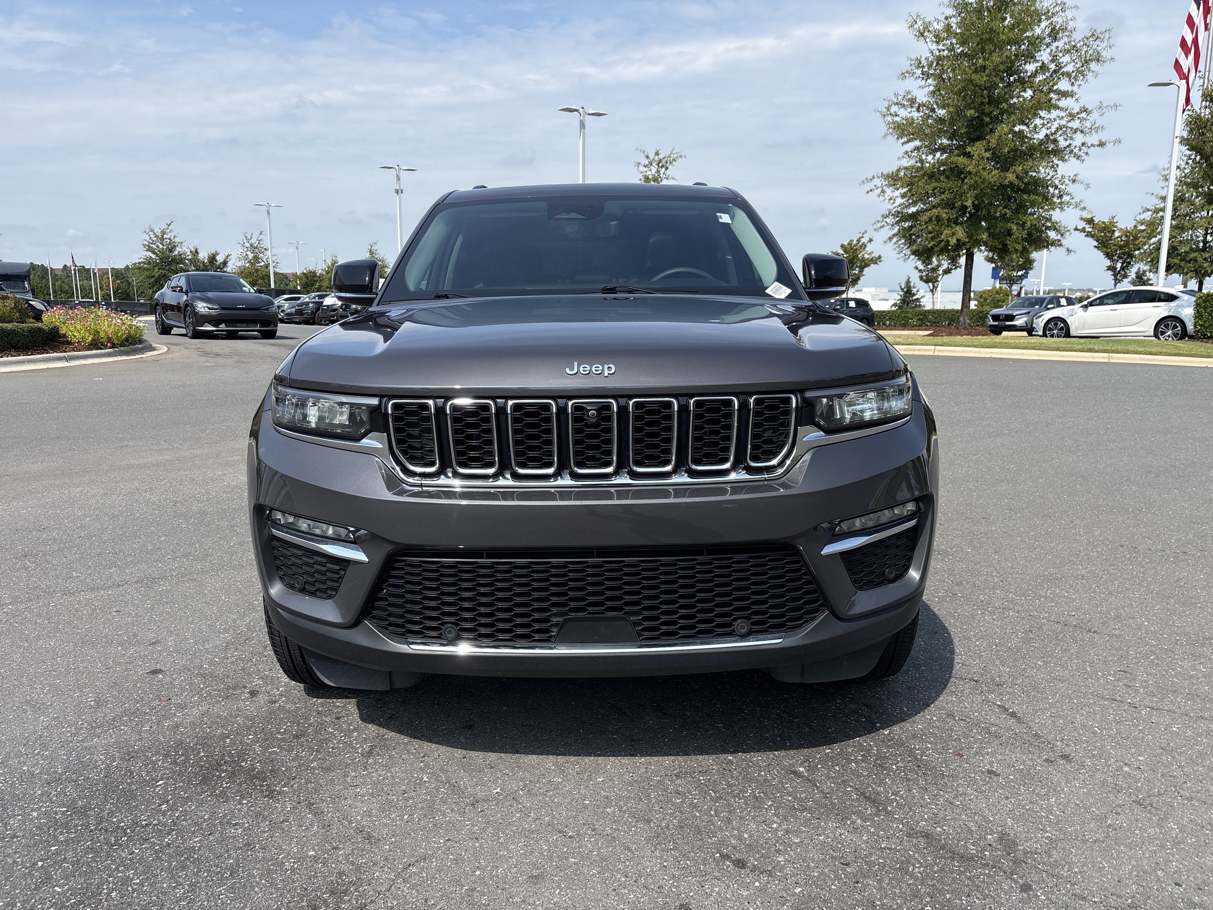 Used 2023 Jeep Grand Cherokee Limited w/ Luxury Tech Group II AWD/4WD image 3