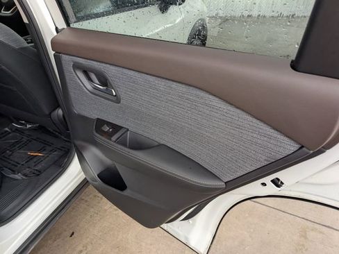 Used 2023 Nissan Rogue SV image 29