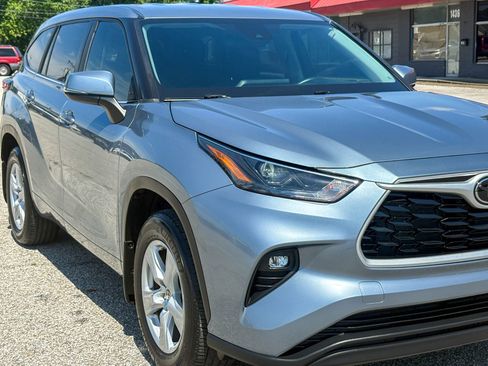 Used 2023 Toyota Highlander LE AWD/4WD image 3