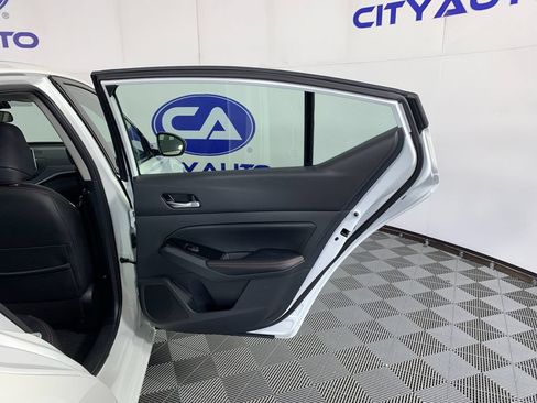 Used 2025 Nissan Altima 2.5 SR FWD image 34