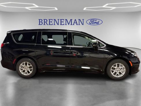 Used 2024 Chrysler Pacifica Touring-L image 4