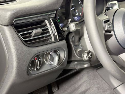 Certified 2026 Porsche Macan AWD/4WD image 33