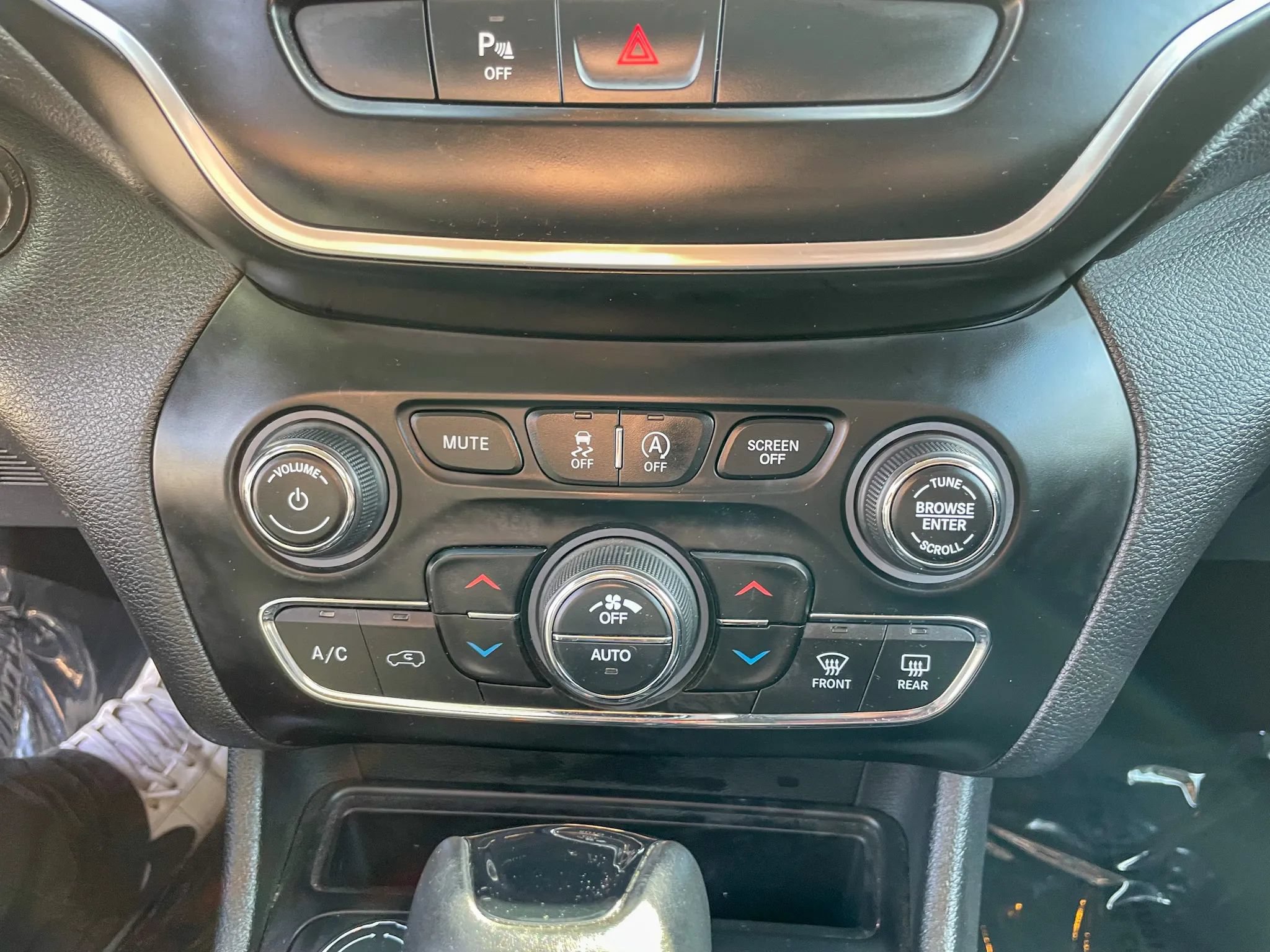 Used 2019 Jeep Cherokee Latitude Plus AWD/4WD image 20