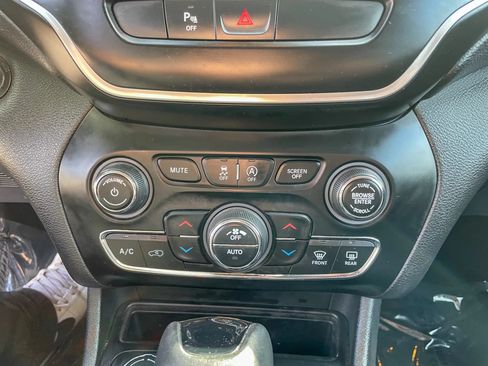 Used 2019 Jeep Cherokee Latitude Plus AWD/4WD image 20