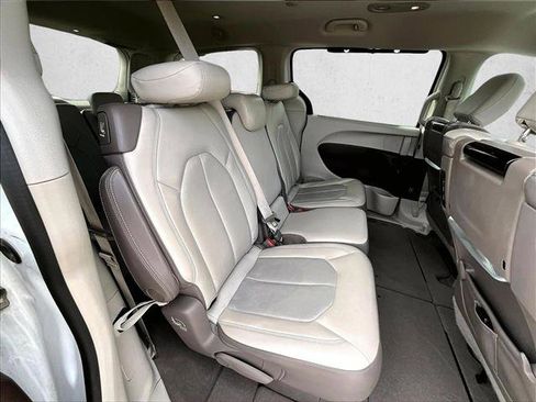 Used 2018 Chrysler Pacifica Touring-L Plus image 26