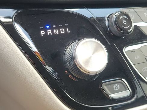 Used 2024 Chrysler Pacifica Touring-L FWD image 31