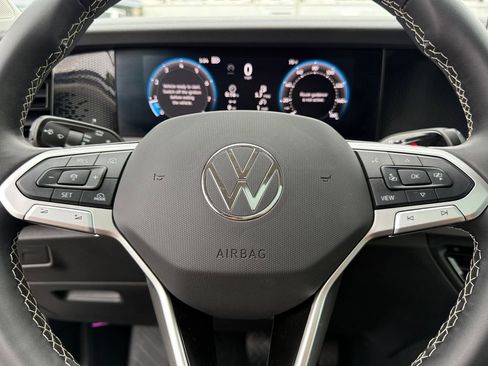 Used 2025 Volkswagen Tiguan SE w/ Panoramic Sunroof Package AWD/4WD image 18