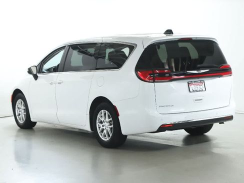 Used 2023 Chrysler Pacifica Touring-L FWD image 37