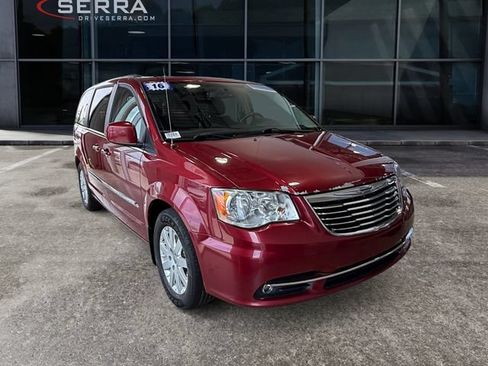 Used 2016 Chrysler Town & Country Touring FWD image 5