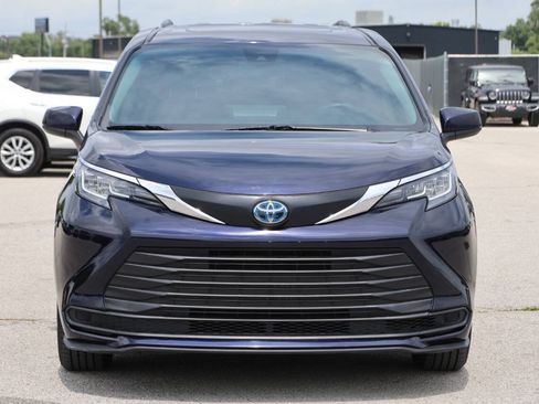 Used 2023 Toyota Sienna LE w/ LE Plus Package AWD/4WD image 2