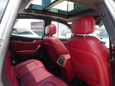 Used 2022 Maserati Levante GT AWD/4WD image 17