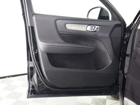 Certified 2025 Volvo XC40 B5 Plus AWD/4WD image 17