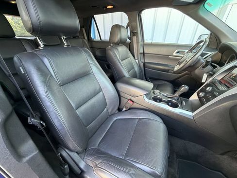 Used 2015 Ford Explorer XLT w/ Equipment Group 202B AWD/4WD image 28