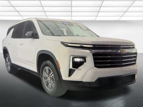Used 2024 Chevrolet Traverse LT FWD image 1
