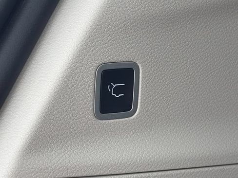 Used 2023 Chrysler Voyager LX FWD image 45