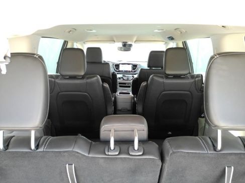 Used 2024 Chrysler Pacifica Limited FWD image 30