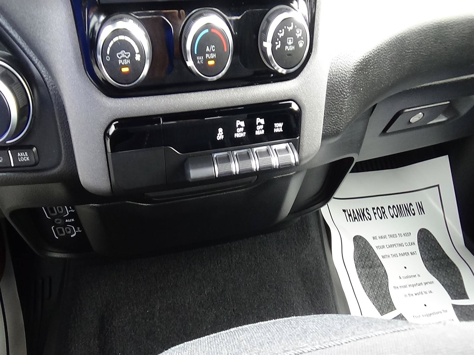 Used 2025 RAM 1500 Warlock AWD/4WD image 32