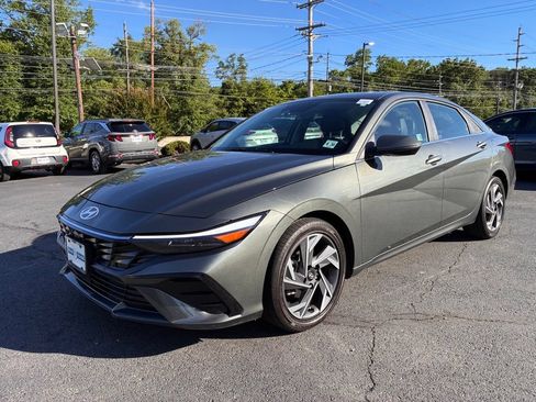Used 2025 Hyundai Elantra Limited FWD image 3