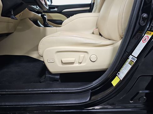 Used 2017 Toyota Highlander XLE FWD image 31