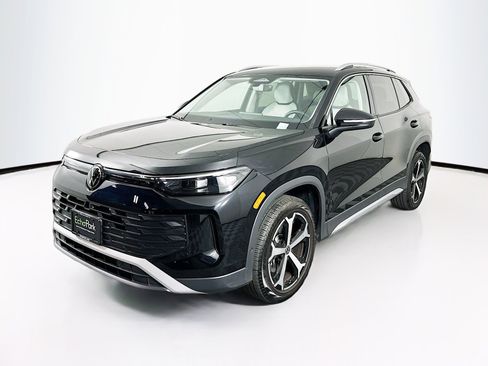 Used 2025 Volkswagen Tiguan SE image 3