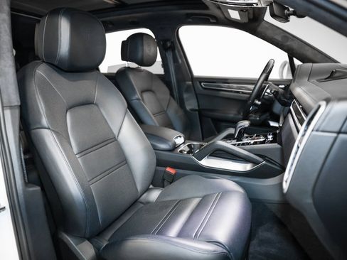 Used 2019 Porsche Cayenne Turbo w/ Sportdesign Package image 8