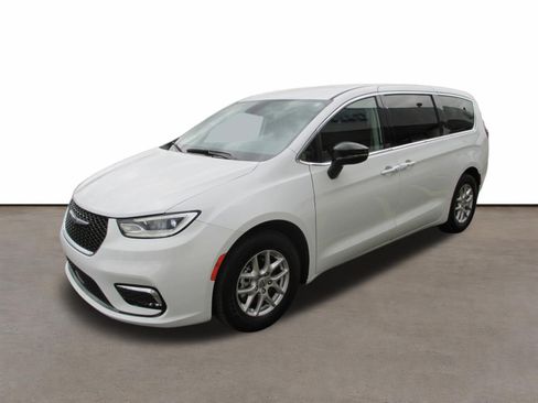 Used 2024 Chrysler Pacifica Touring-L FWD image 7