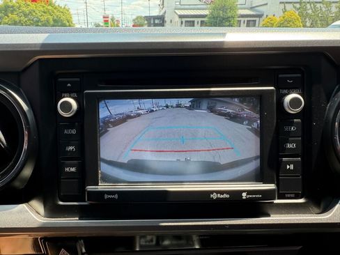 Used 2018 Toyota Tacoma SR5 AWD/4WD image 17