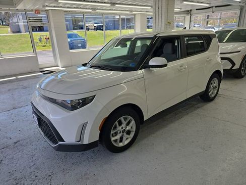 Certified 2025 Kia Soul LX image 2