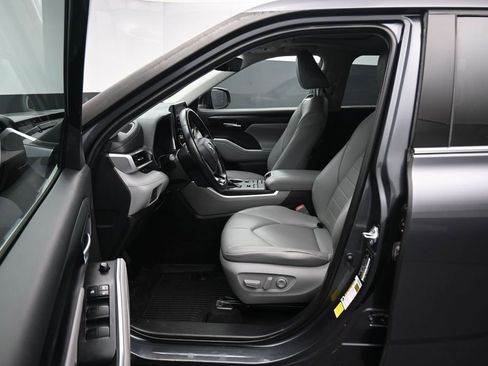 Used 2021 Toyota Highlander XLE AWD/4WD image 11