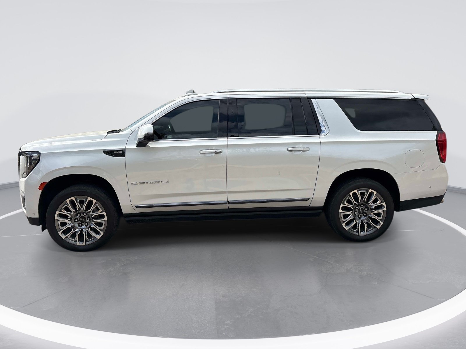 Used 2023 GMC Yukon XL Denali Ultimate AWD/4WD image 5