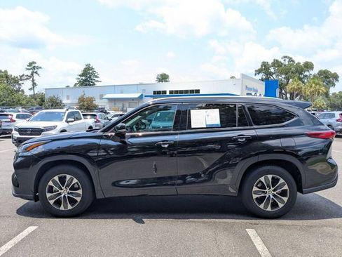 Used 2022 Toyota Highlander XLE FWD image 11