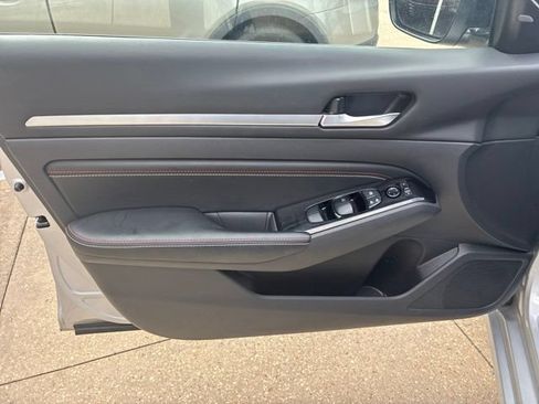 Used 2023 Nissan Altima 2.5 SR w/ SR Premium Package FWD image 17