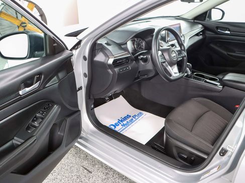 Used 2024 Nissan Altima 2.5 SV image 3