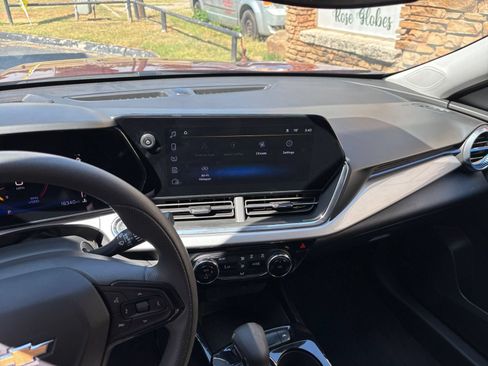 Used 2025 Chevrolet Trax LT FWD image 17
