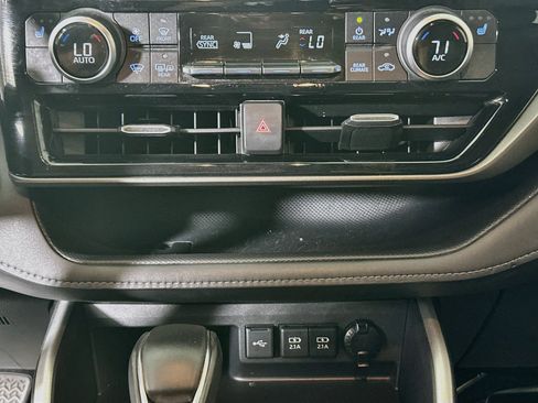 Used 2020 Toyota Highlander XLE FWD image 23