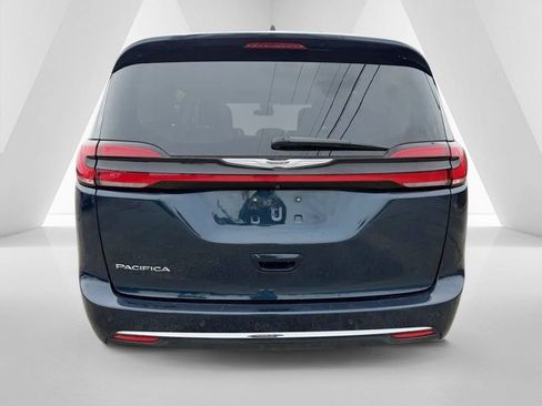 Used 2023 Chrysler Pacifica Touring-L image 6