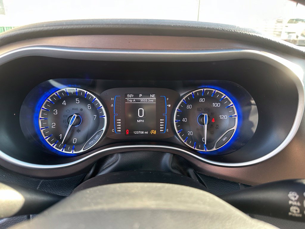 Used 2017 Chrysler Pacifica Touring-L FWD image 15