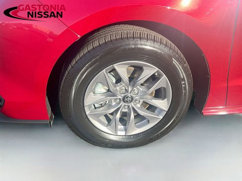 Used 2025 Toyota Sienna XLE image 42