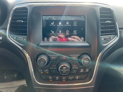 Used 2018 Jeep Grand Cherokee Laredo image 16