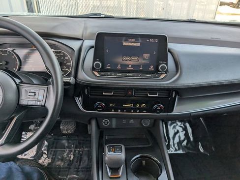 Used 2022 Nissan Rogue SV image 3