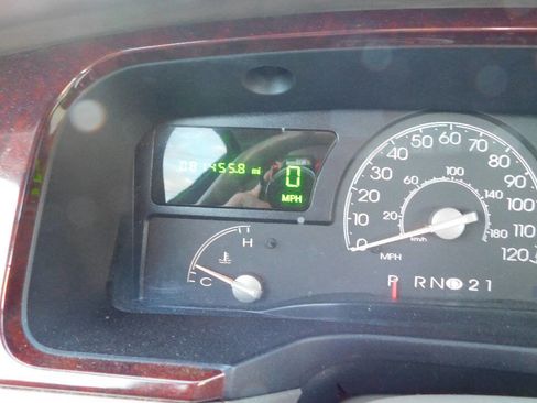 Used 2004 Lincoln Town Car Signature image 21