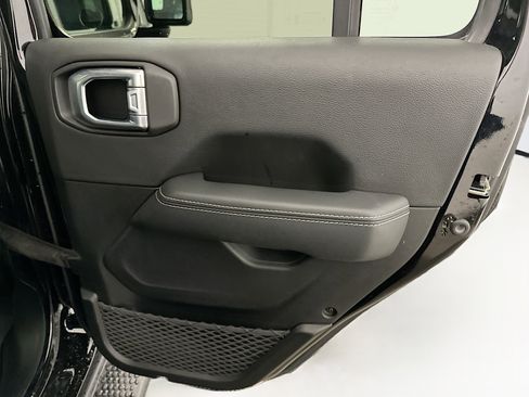 Used 2021 Jeep Wrangler Sahara image 31