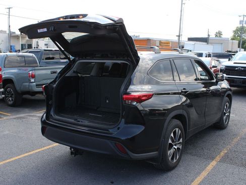 Used 2021 Toyota Highlander XLE AWD/4WD image 7