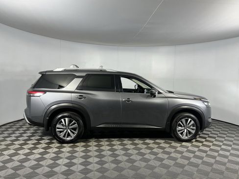 Used 2024 Nissan Pathfinder SL w/ Black Appearance Package image 5